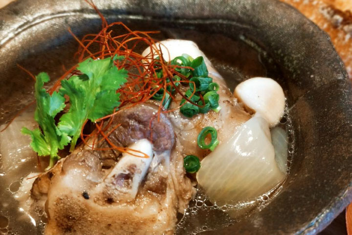 ラム肉のシルクロード風 バケット添え