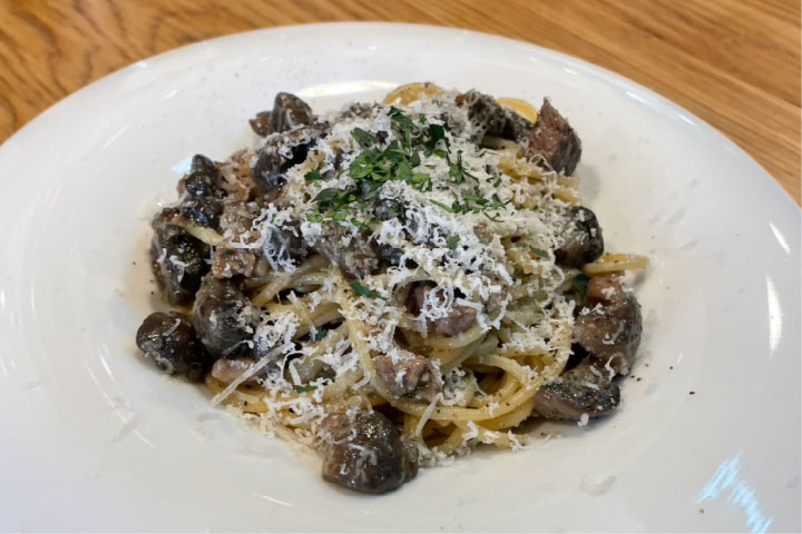 ラム肉のラグービアンコパスタ